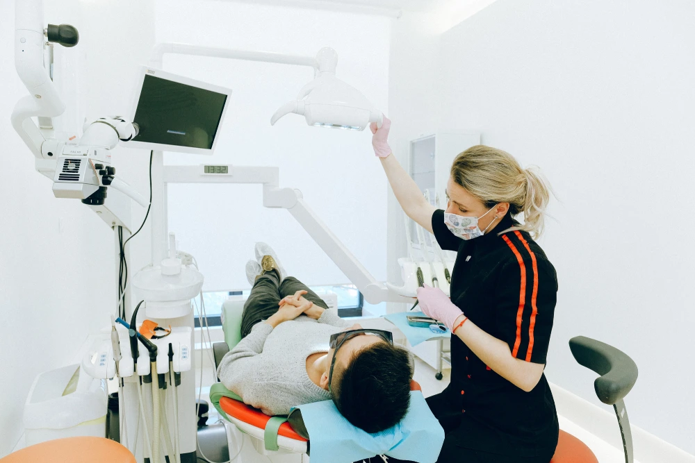 consulting an emergency dentist
